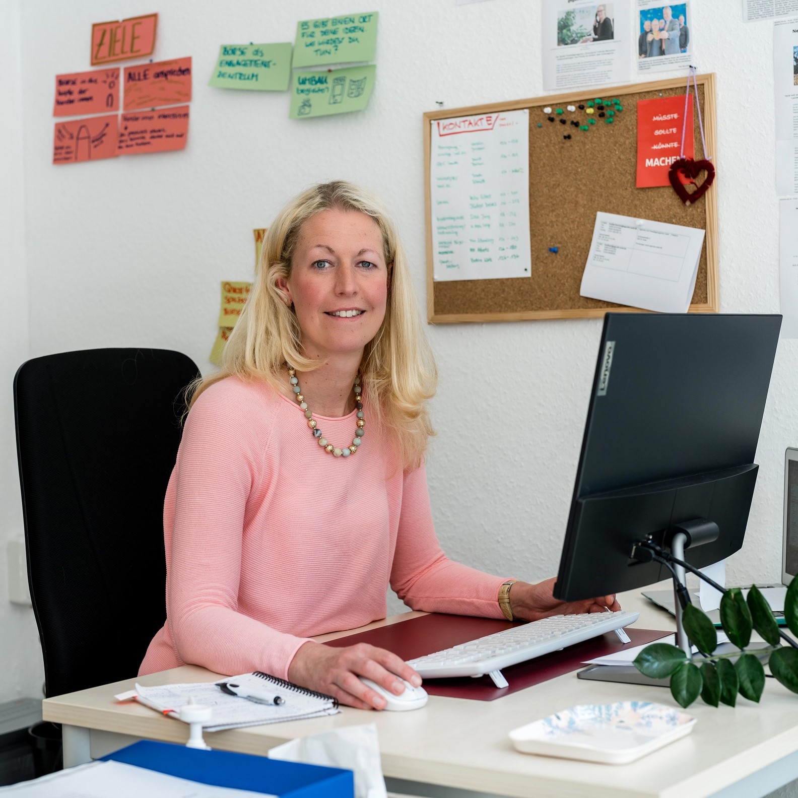 Janita Budde-Frerichs von der Agenda Varel im Büro.